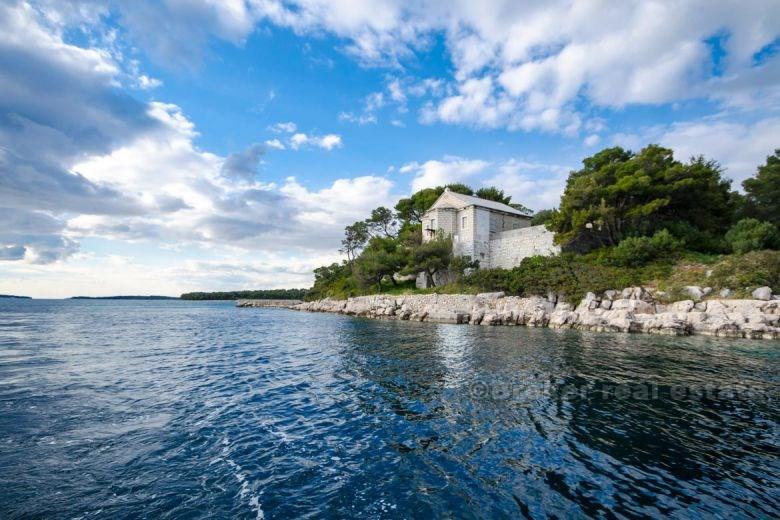 Маленький остров, старый каменный замок