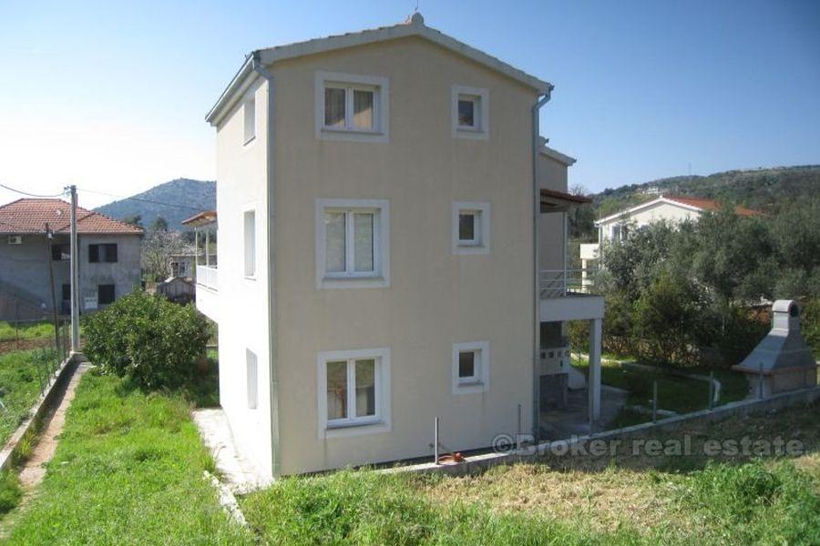 À proximité de Marina. Maison sur 3 étages