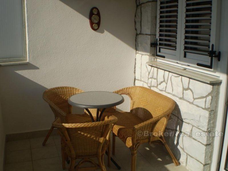 i närheten av Makarska. Lägenhet + studio lägenhet