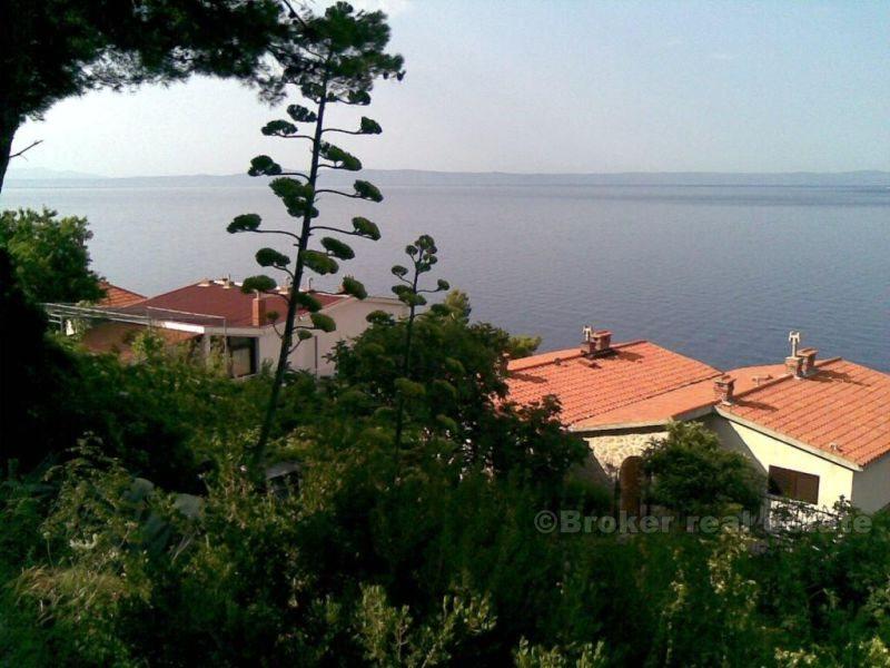 i närheten av Makarska. Lägenhet + studio lägenhet