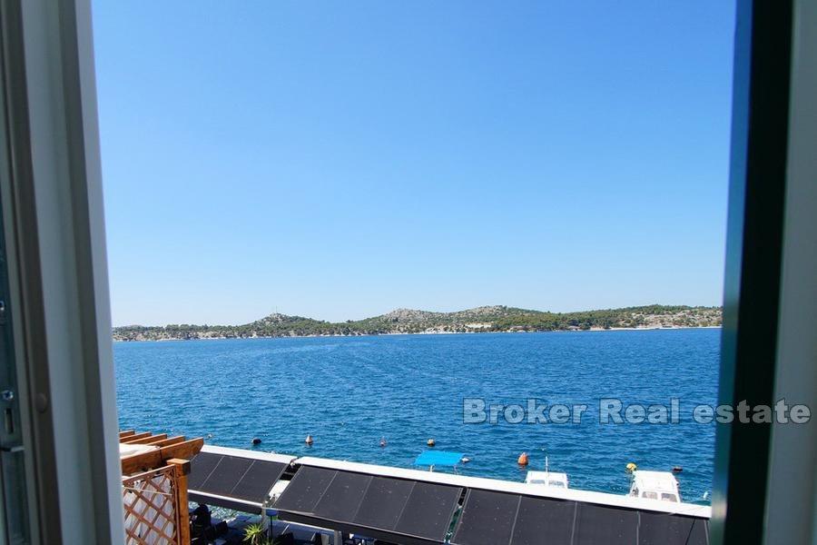 Sibenik - Lägenhet första raden till havet
