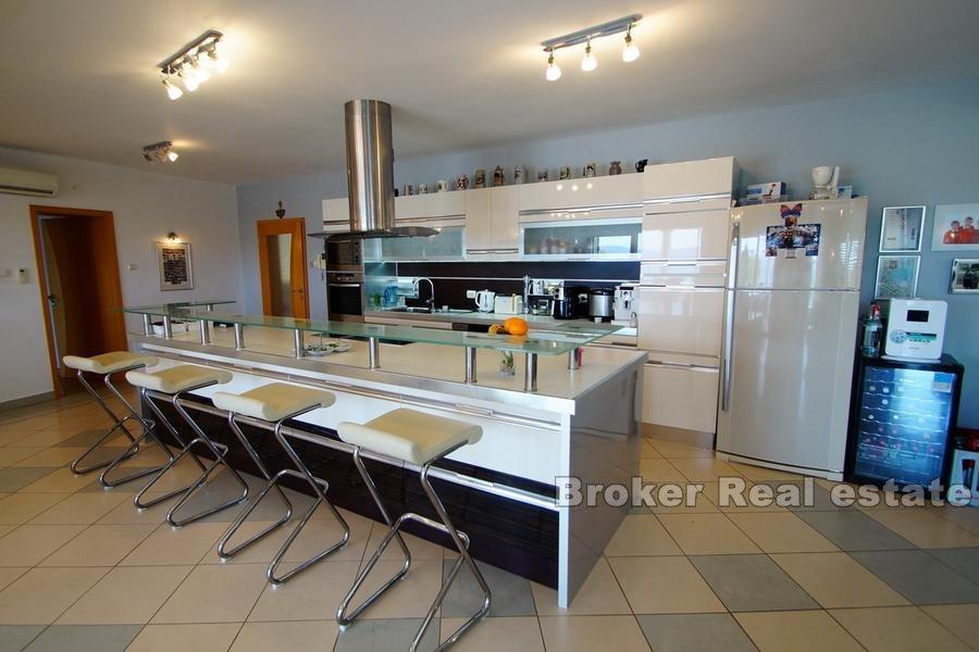 Blizina Šibenika - Obiteljska vila u prvom redu do mora