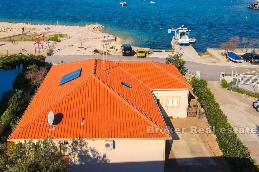 In der Nähe von Sibenik - Einfamilienhaus, erste Reihe zum Meer