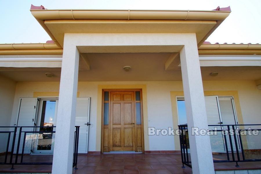 Vicino a Sibenik - Casa familiare, prima fila al mare