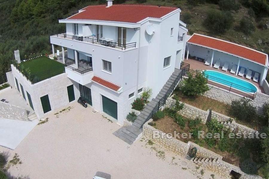 Makarska - Dom s bazénom a výhľadom na more