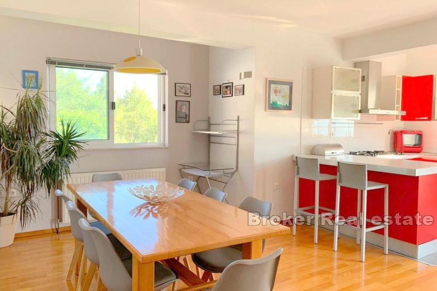 Makarska - Hus med basseng og havutsikt