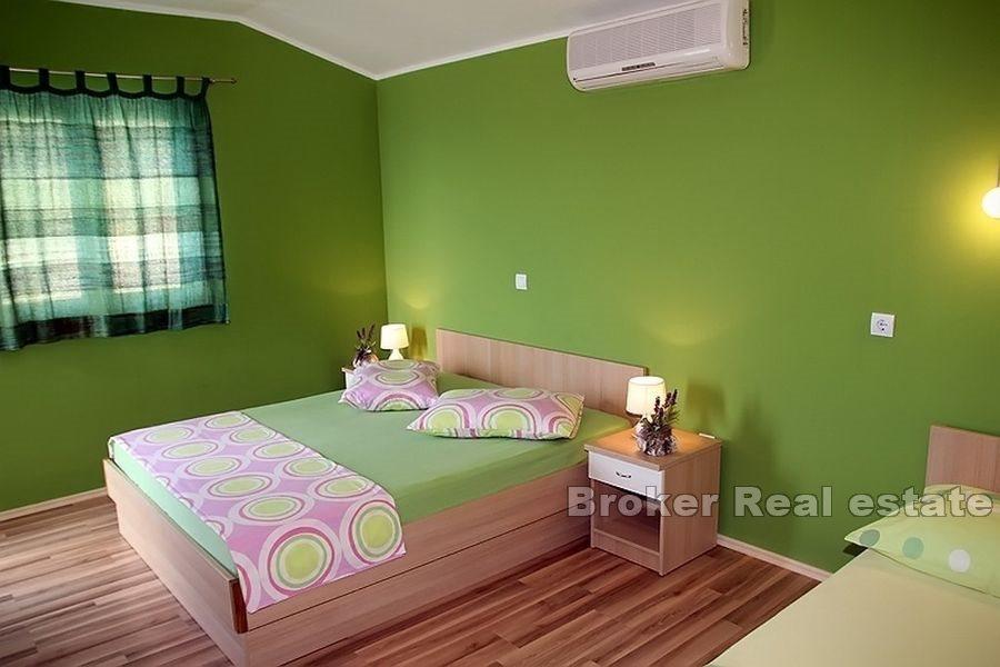 Makarska - Hus med basseng og havutsikt