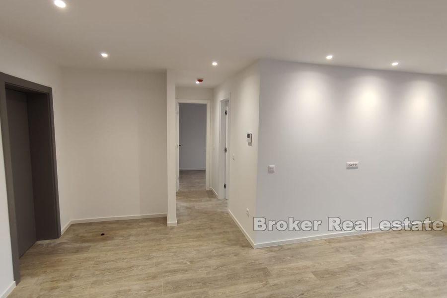 Makarska - Dvouložnicové apartmány v novostavbě s bazénem