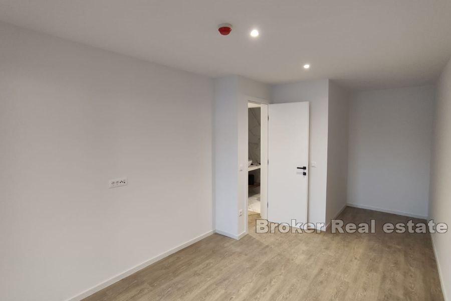 Makarska - Dvouložnicové apartmány v novostavbě s bazénem