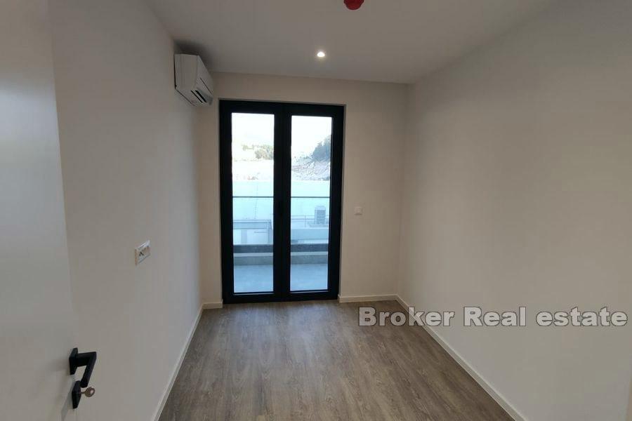 Makarska - Dvouložnicové apartmány v novostavbě s bazénem