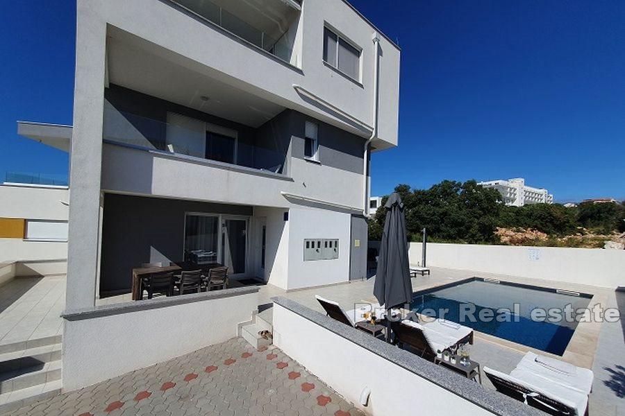 Ostrov Pag - Dvoupodlažní apartmán s bazénem a výhledem na moře