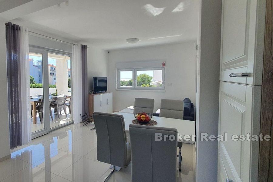 Ostrov Pag - Dvoupodlažní apartmán s bazénem a výhledem na moře