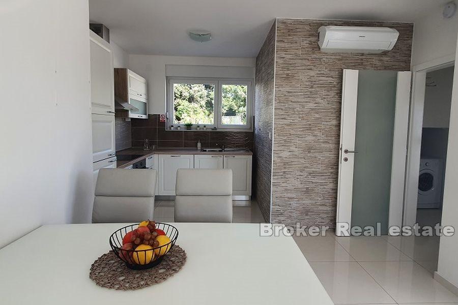 Ostrov Pag - Dvoupodlažní apartmán s bazénem a výhledem na moře