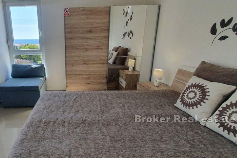 Ostrov Pag - Dvoupodlažní apartmán s bazénem a výhledem na moře