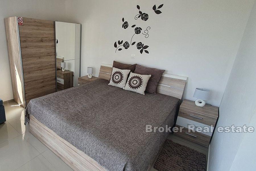 Ostrov Pag - Dvoupodlažní apartmán s bazénem a výhledem na moře