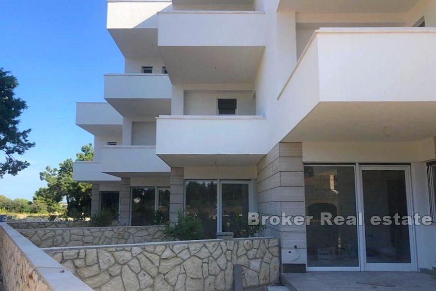 Otok Pag - Troetažni apartman s dvorištem