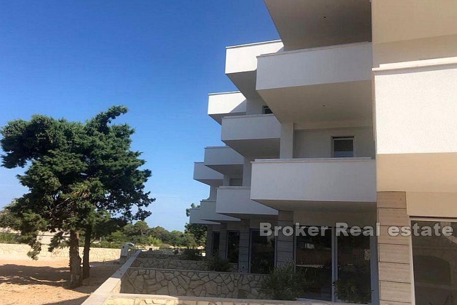 Otok Pag - Troetažni apartman s dvorištem