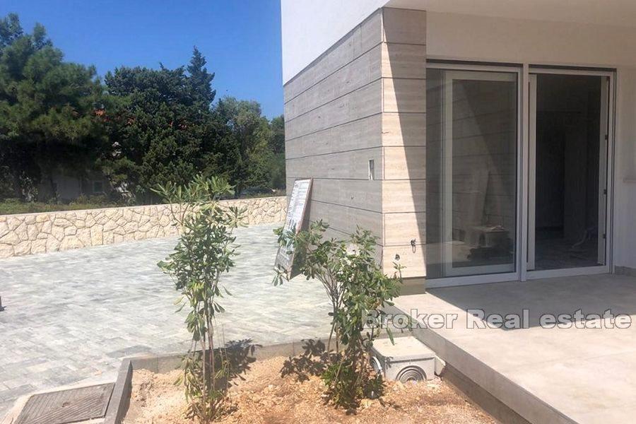 Ostrov Pag - Třípatrový apartmán se dvorem