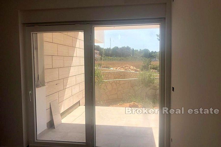 Ostrov Pag - Třípatrový apartmán se dvorem