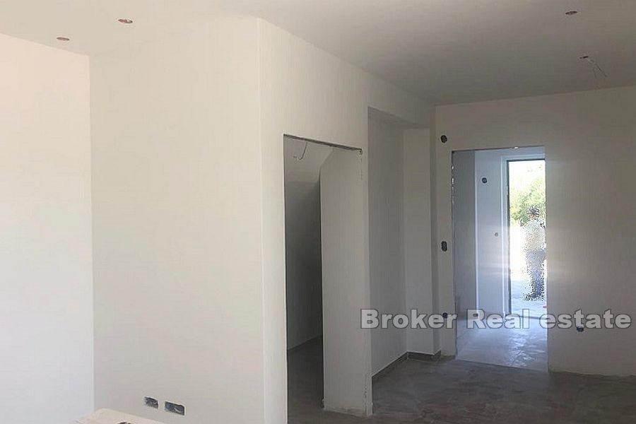 Ostrov Pag - Třípatrový apartmán se dvorem