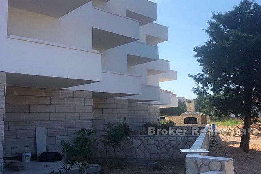 Otok Pag - Troetažni apartman s dvorištem