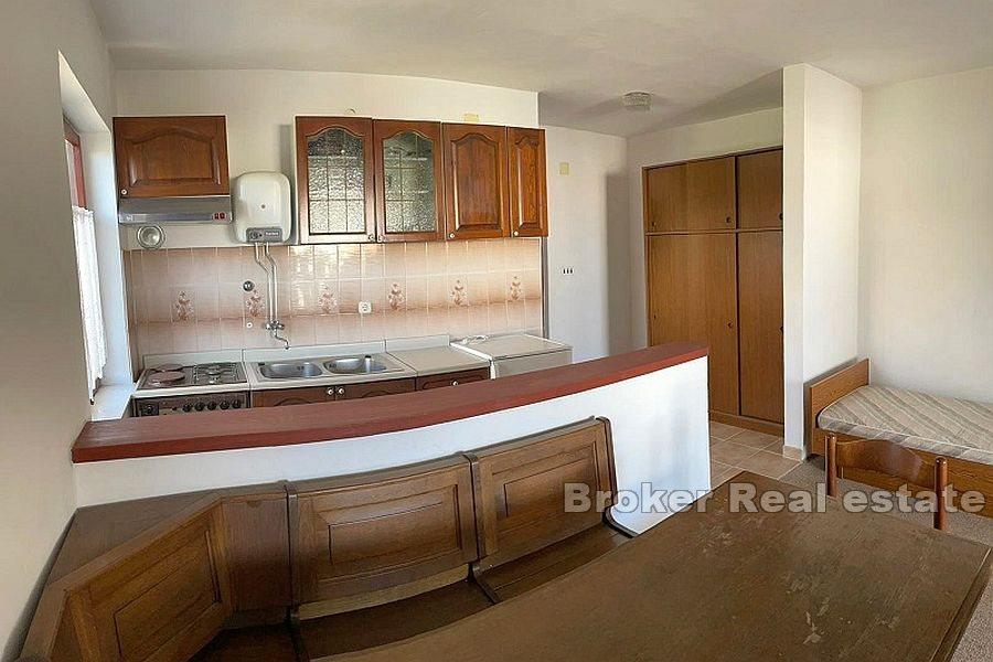 Ostrov Pag - Dům s apartmány v blízkosti moře