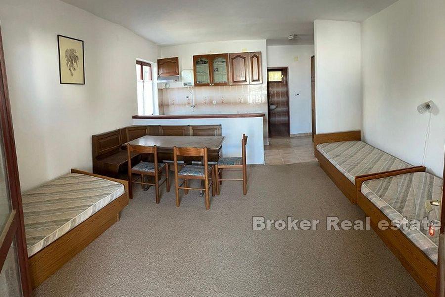 Ostrov Pag - Dům s apartmány v blízkosti moře