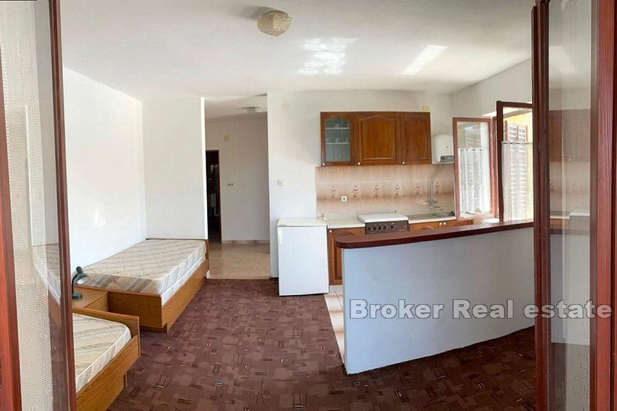 Ostrov Pag - Dům s apartmány v blízkosti moře