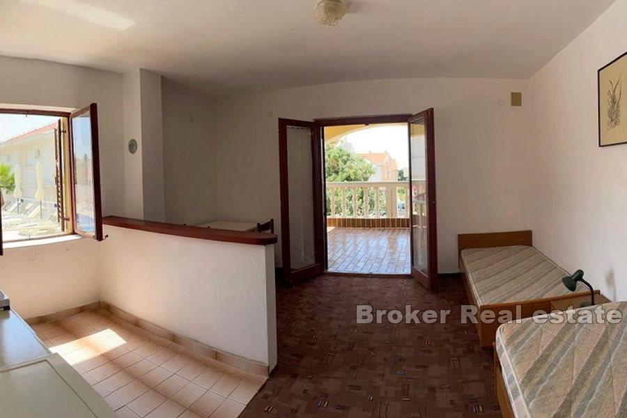 Ostrov Pag - Dům s apartmány v blízkosti moře