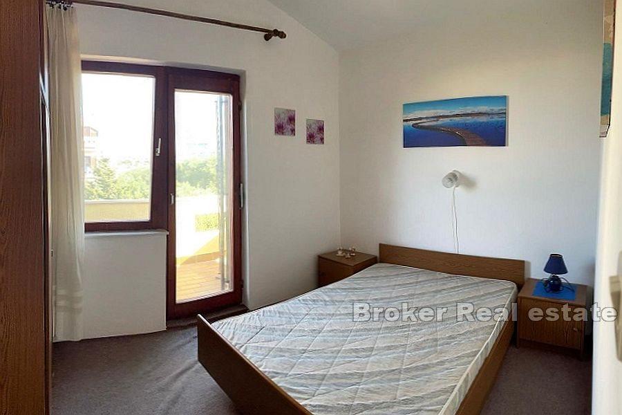 Ostrov Pag - Dům s apartmány v blízkosti moře