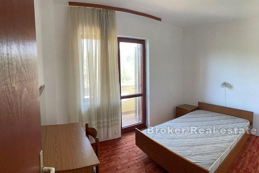 Ostrov Pag - Dům s apartmány v blízkosti moře