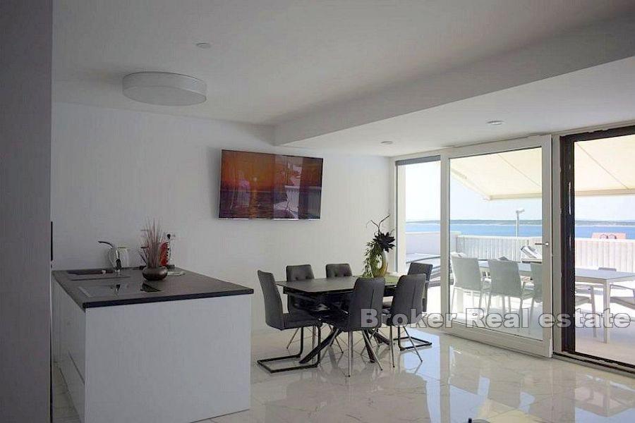 Ostrov Pag - Komfortný dom s bazénom