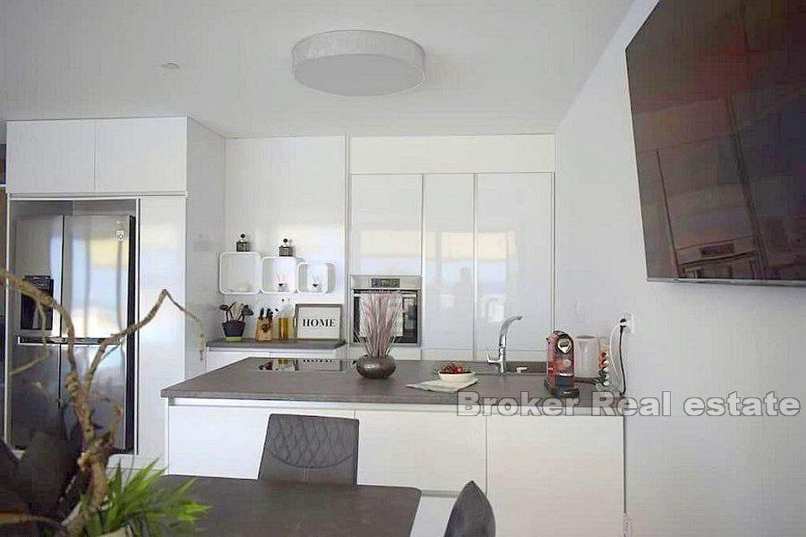 Ostrov Pag - Komfortný dom s bazénom