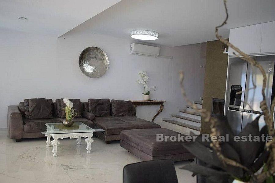 Ostrov Pag - Komfortný dom s bazénom