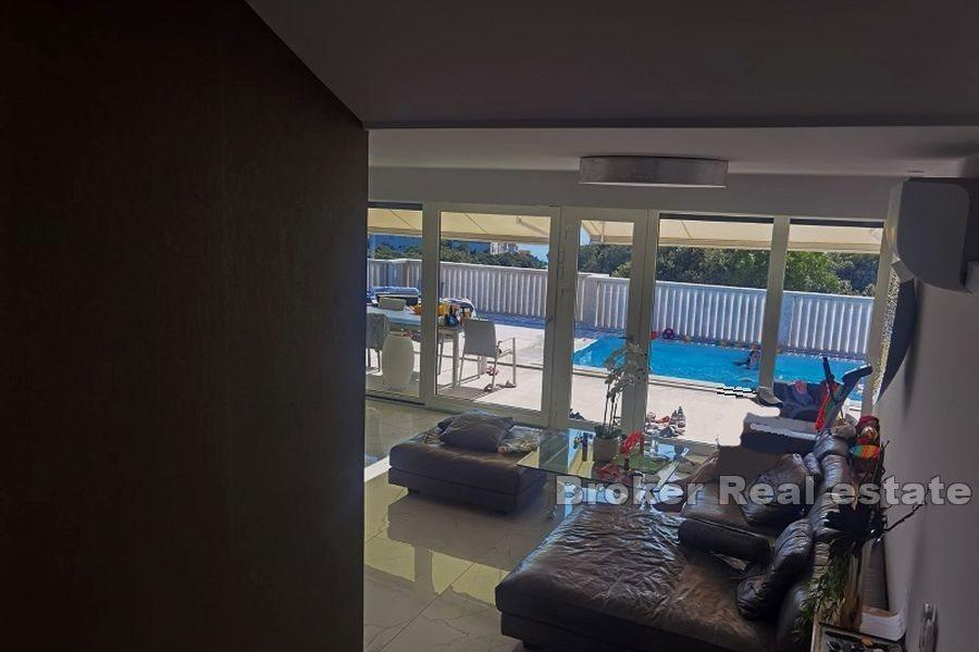 Ostrov Pag - Komfortný dom s bazénom