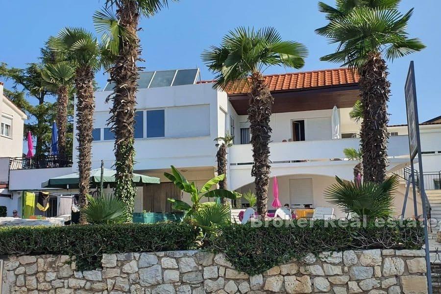 Porec - Dom z apartamentami w pierwszym rzędzie do morza