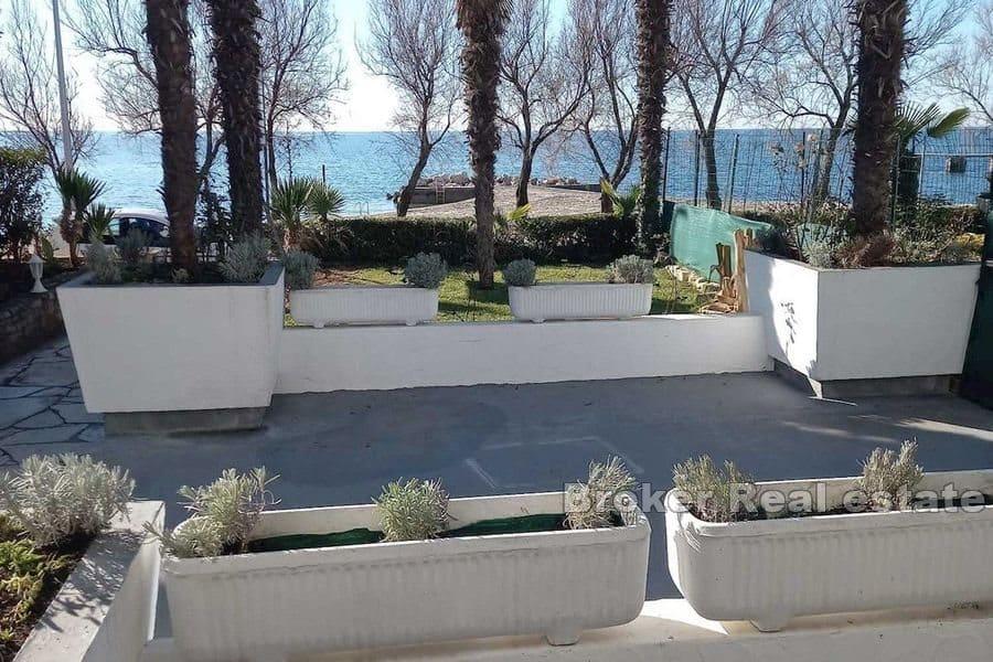 Porec - Dom z apartamentami w pierwszym rzędzie do morza