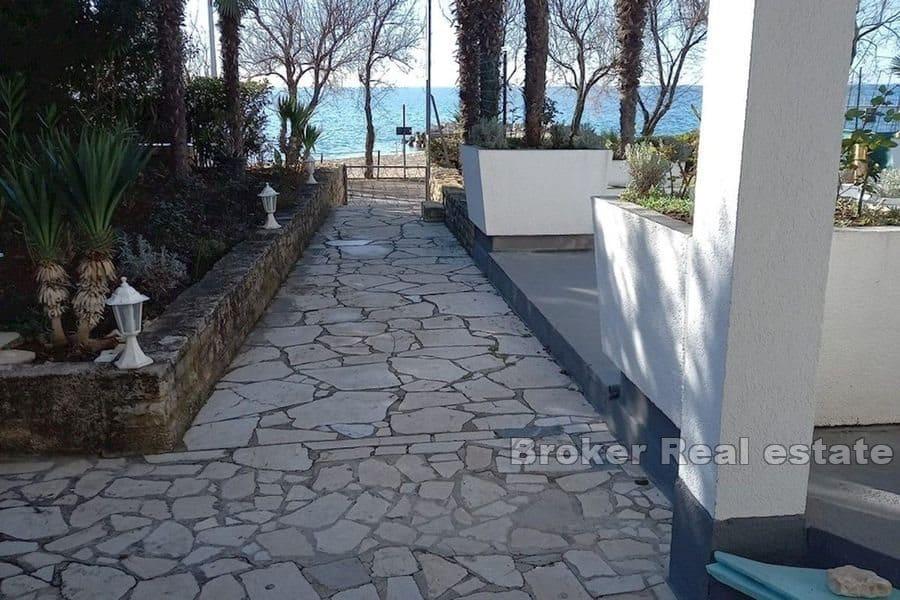 Porec - Dom z apartamentami w pierwszym rzędzie do morza