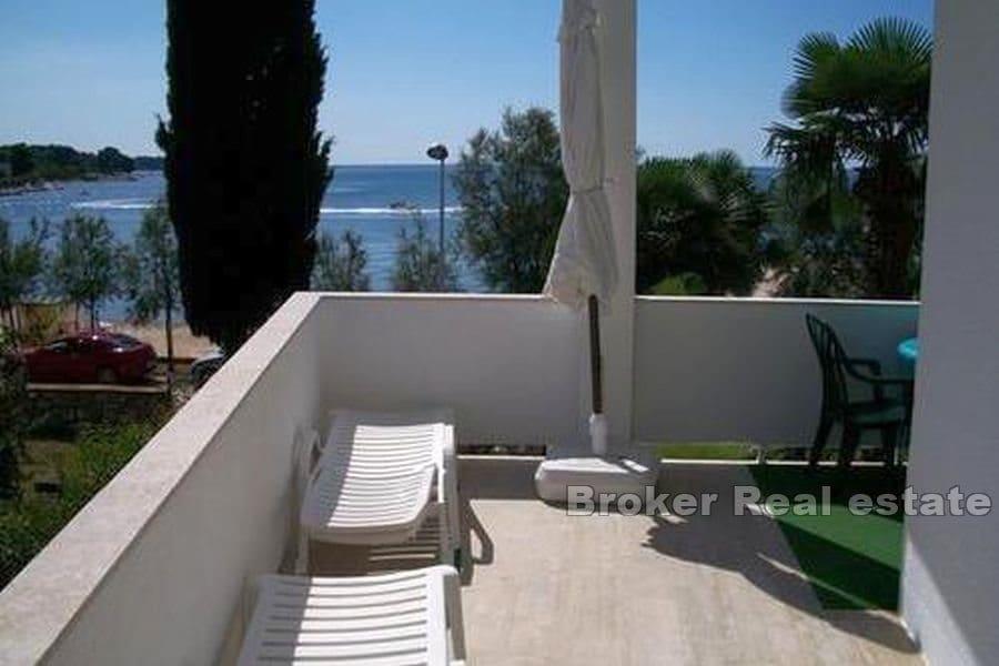 Porec - Dom z apartamentami w pierwszym rzędzie do morza