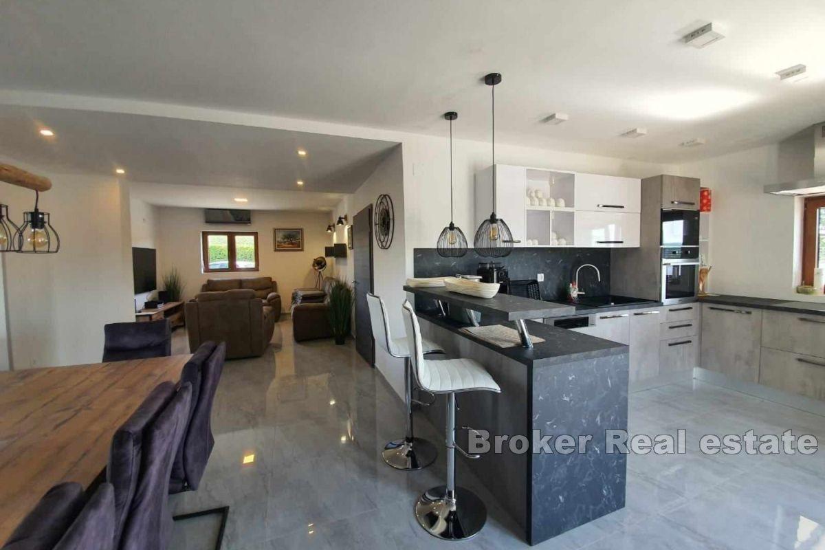 Ett charmigt hus med pool och stor gård