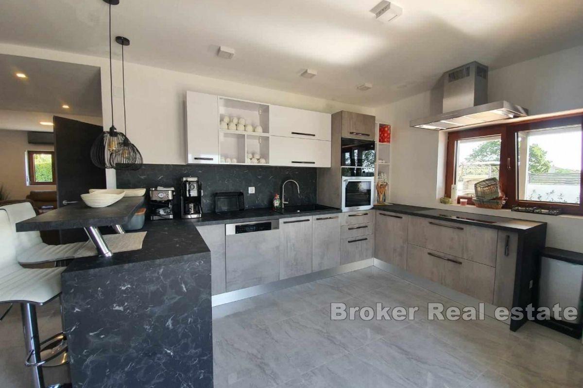 Очаровательный дом с бассейном и большим двором