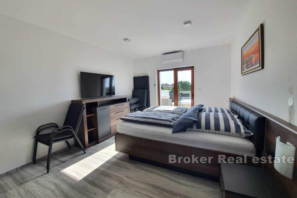 Очаровательный дом с бассейном и большим двором