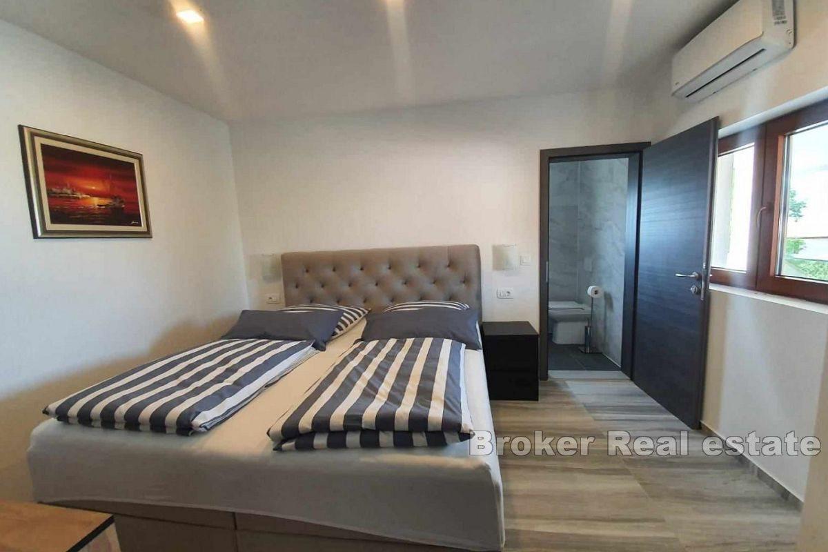 Очаровательный дом с бассейном и большим двором