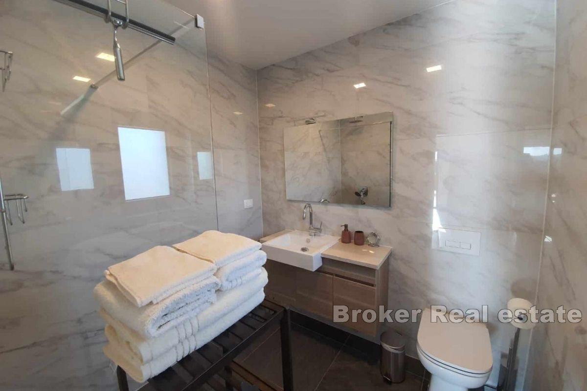 Очаровательный дом с бассейном и большим двором