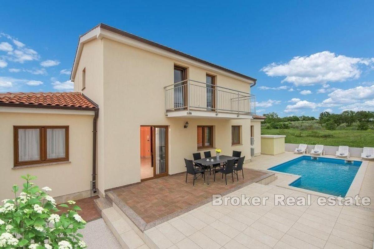 House with pool in a quiet area