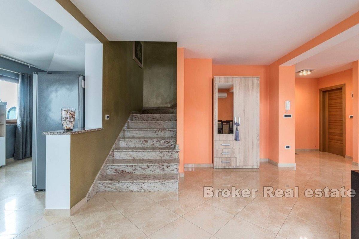 House with pool in a quiet area