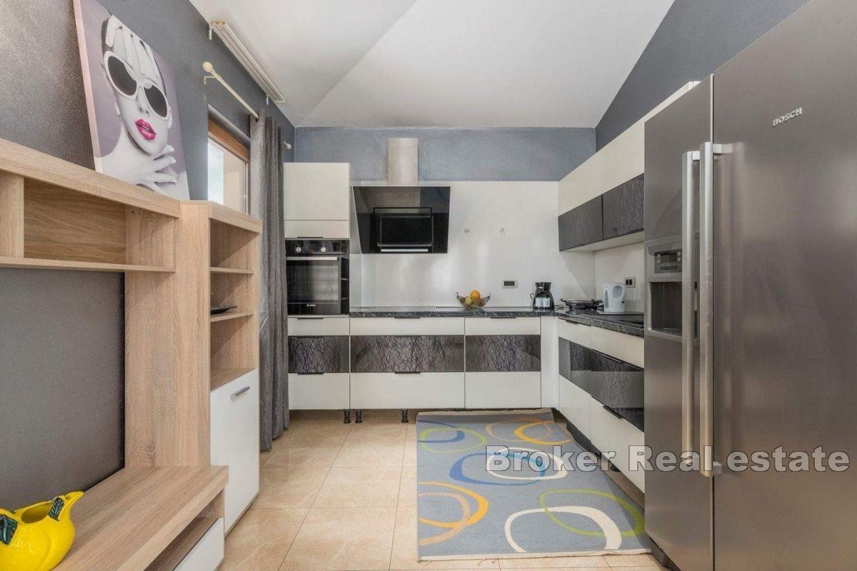 House with pool in a quiet area