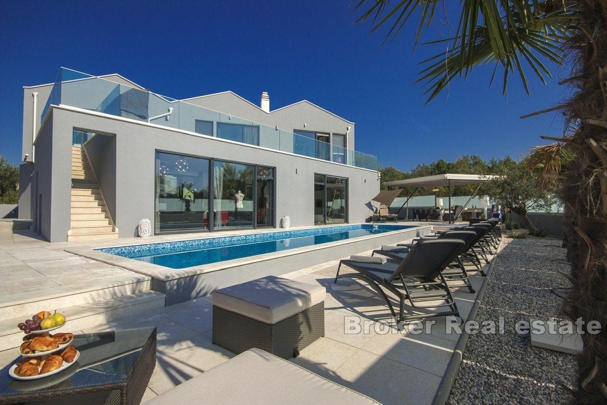 Dvoupatrová moderní vila v blízkosti Poreče