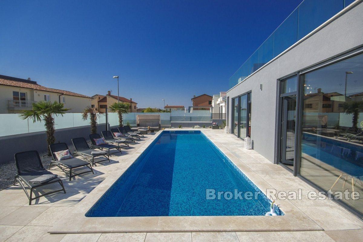 Dvoupatrová moderní vila v blízkosti Poreče