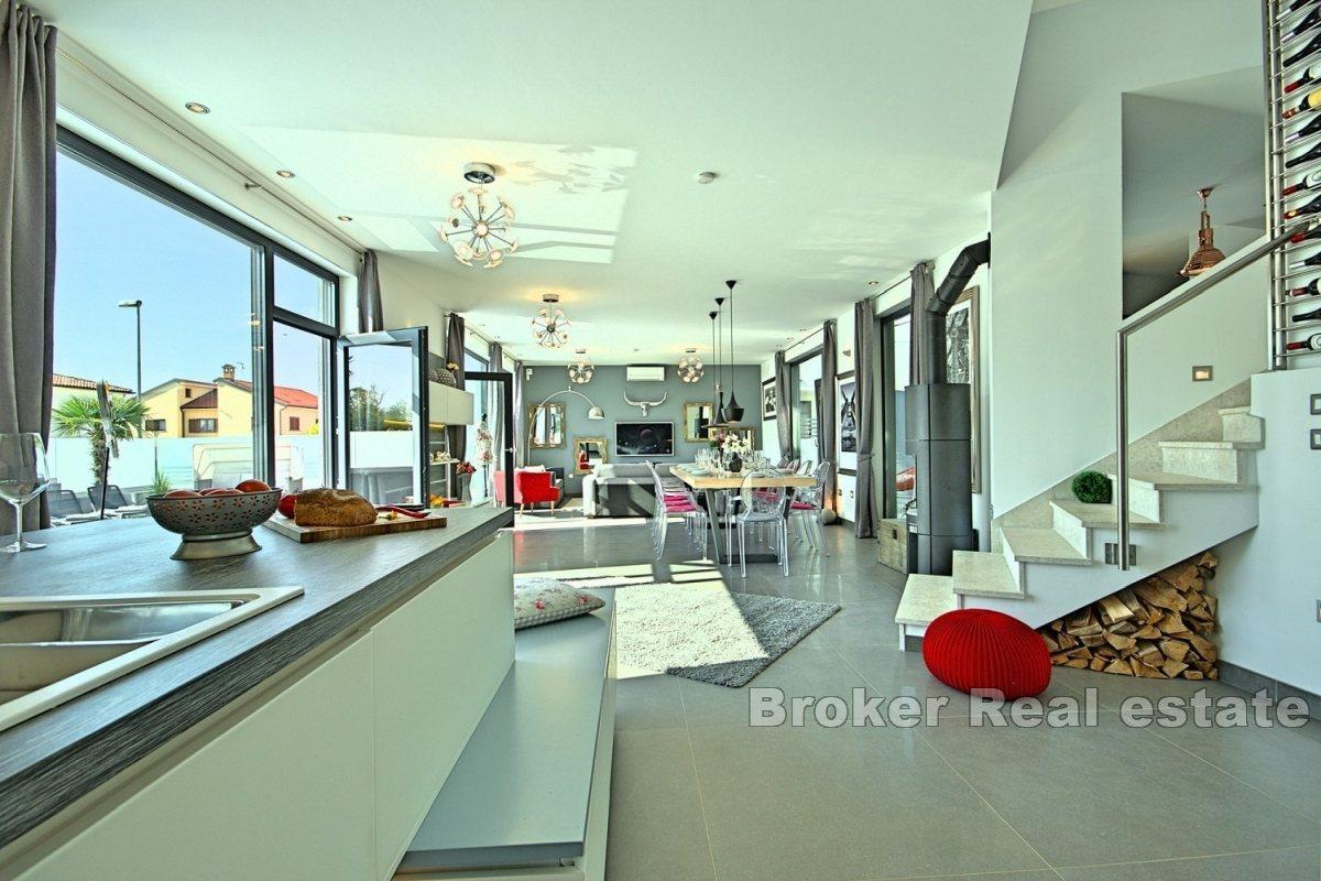 Dvoupatrová moderní vila v blízkosti Poreče